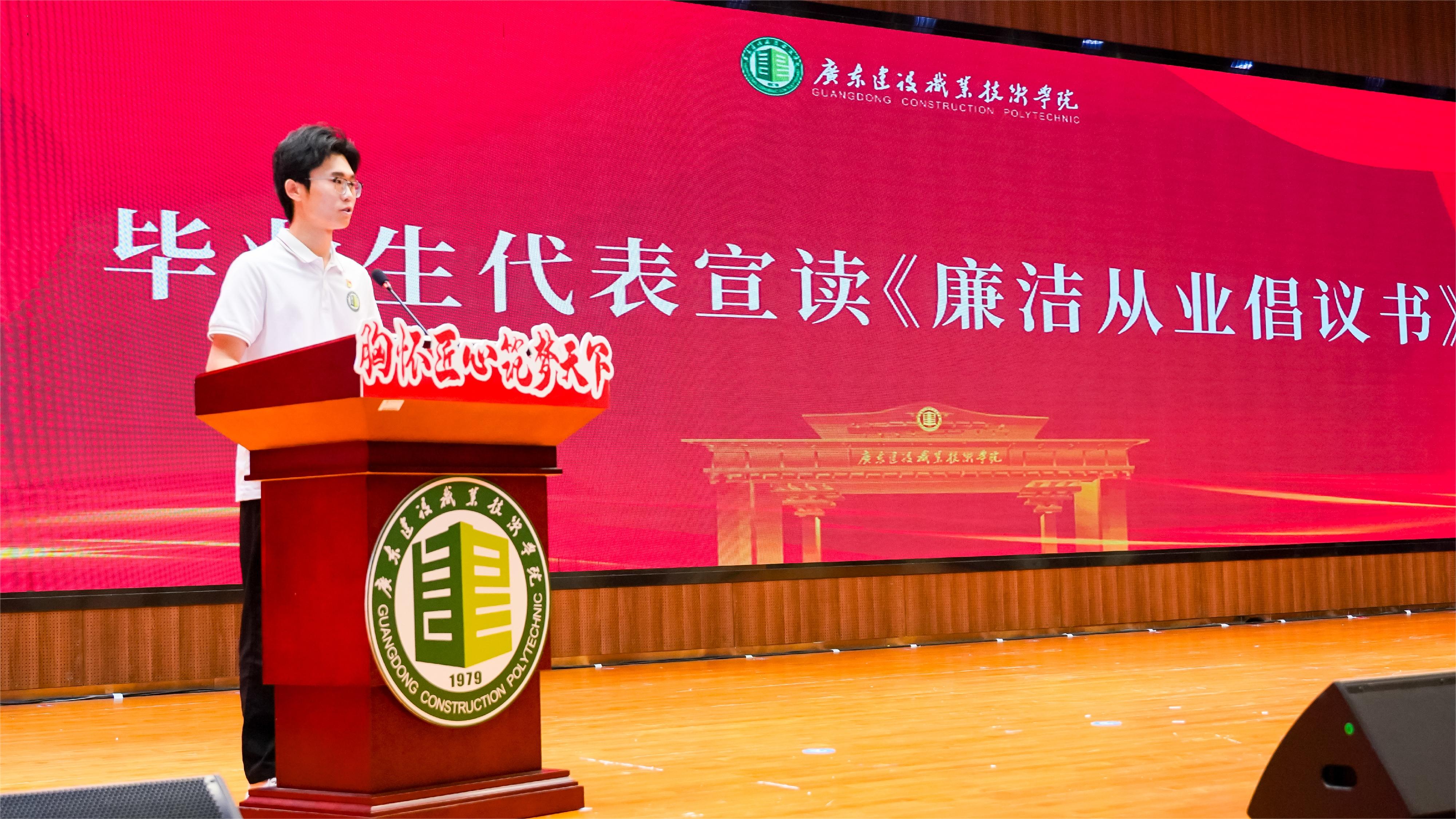 畢業(yè)生代表林梓博發(fā)言.JPG