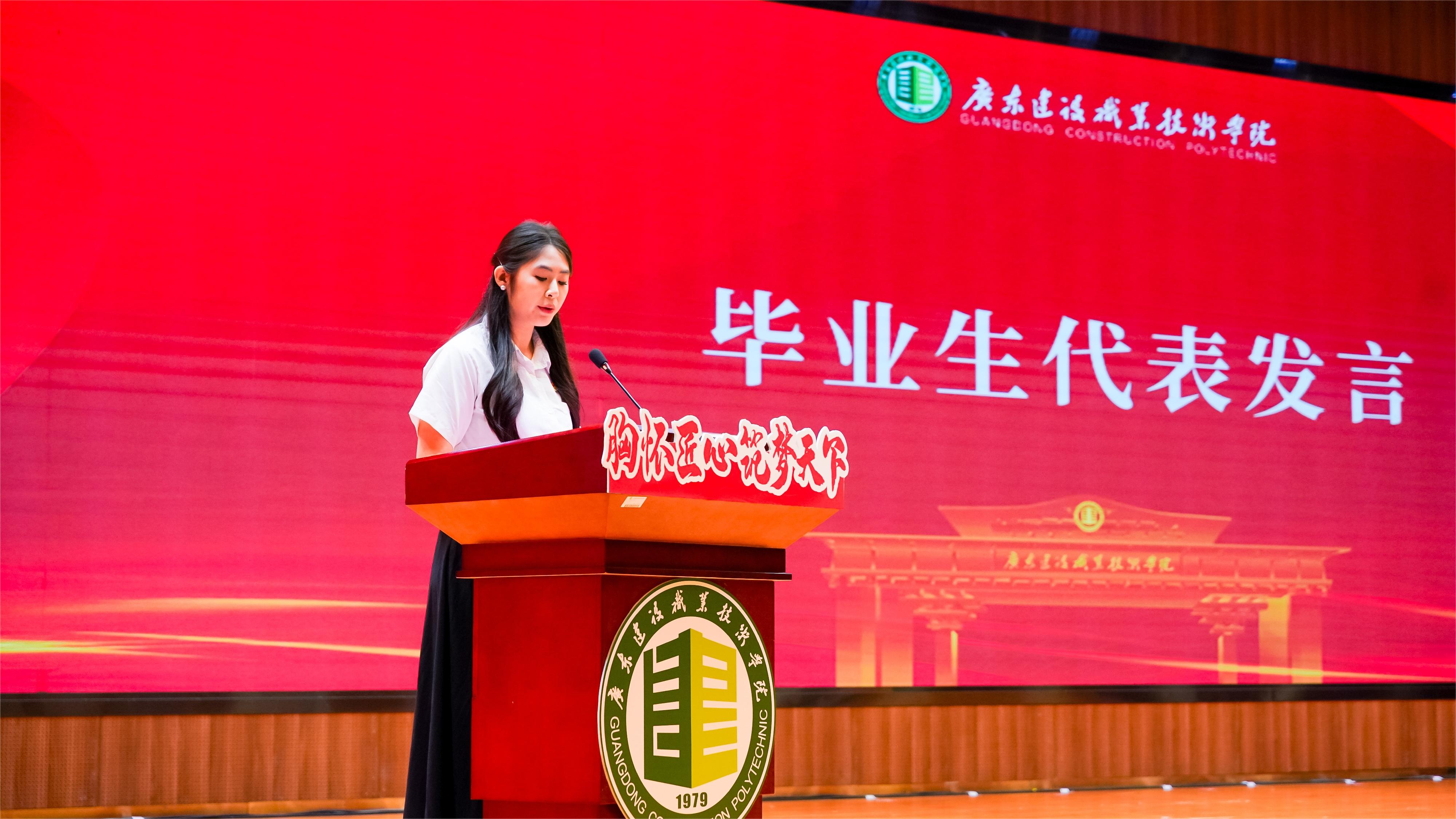 畢業(yè)生代表莫釬華發(fā)言.JPG